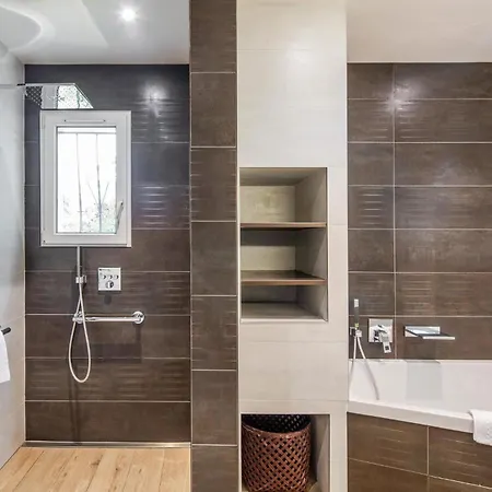 Дом отдыха 4 Bedroom Stunning In