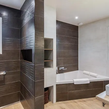 4 Bedroom Stunning In Holiday home